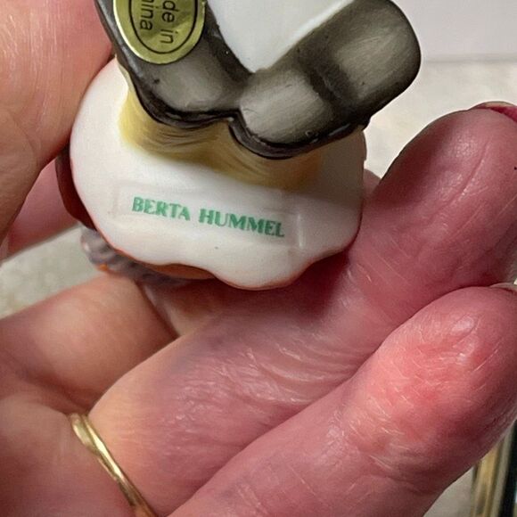 Goebel Hummel 2001 “ A gift of Snowman” porcelain Figurine. - Picture 6 of 7